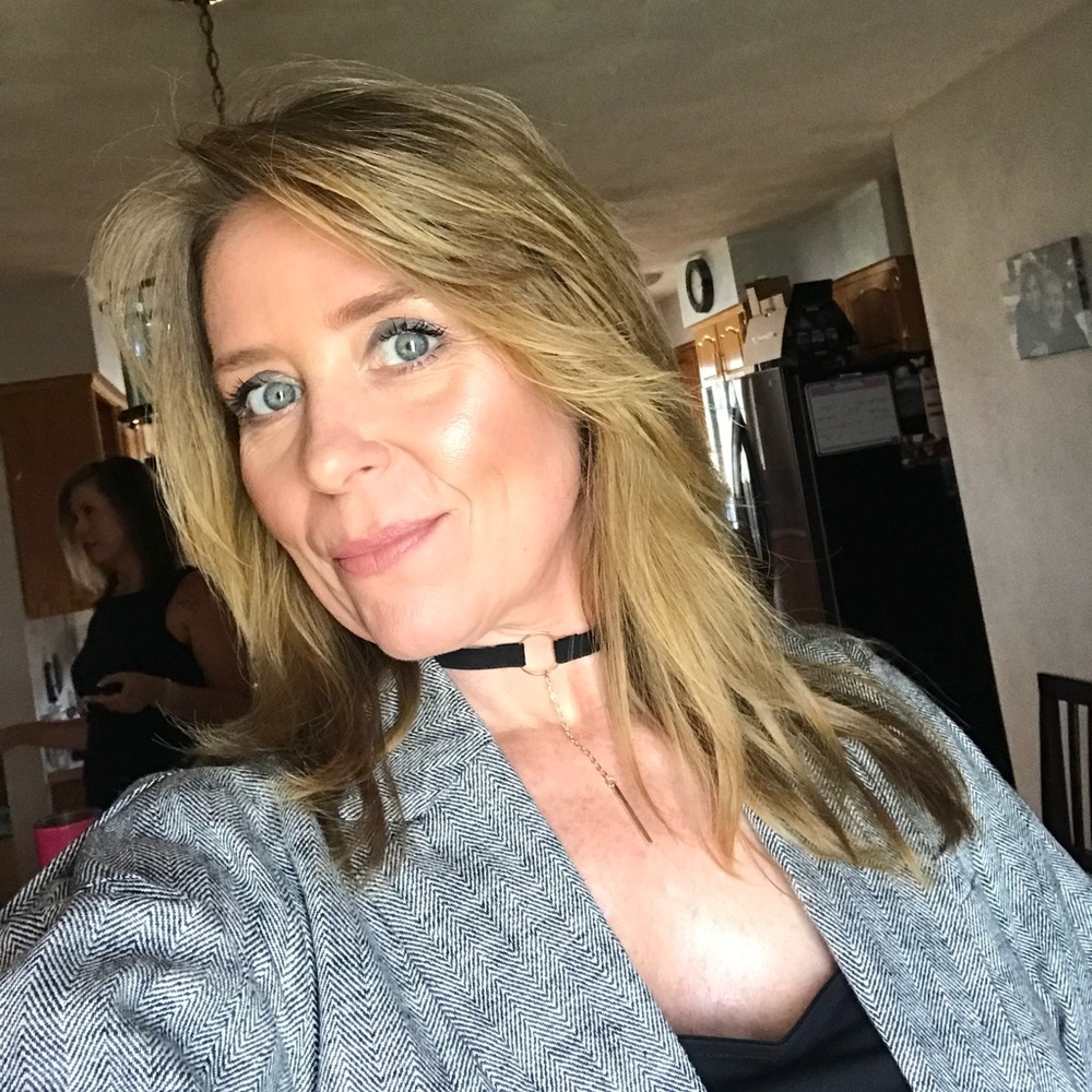 Meet your Posher, Adena